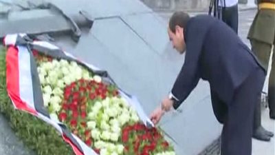 الرئيس السيسي يضع إكليلاً من الزهور على النصب التذكاري بمينسك (فيديو)
