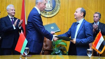 وزير الصناعة يبحث مع نظيره البيلاروسي فرص إقامة منطقة صناعية 