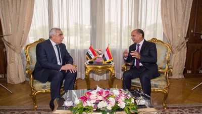 وزير الطيران المدني المصري يلتقي سفير العراق بالقاهرة