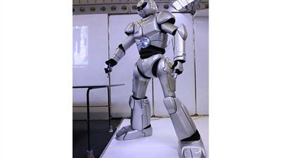 روبوت جديد قادر على تمييز الأشياء بالنظر واللمس