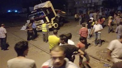 محافظ البحيرة يتابع حادث انقلاب سيارة الأرز بمزلقان أبوحمص