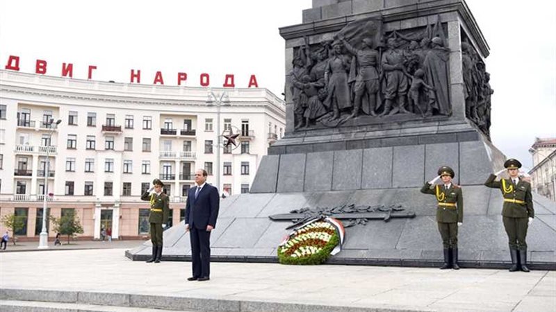 الرئيس السيسي يضع