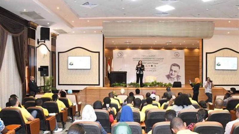 وزيرة التخطيط تلقي