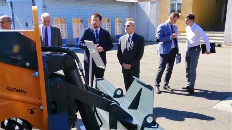 العصار يتجول بشركة