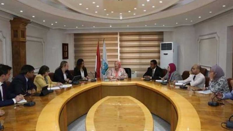 وزيرة البيئة تناقش