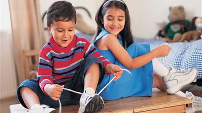 دراسة.. ارتداء الأحذية القذرة داخل المنزل تحمي الأطفال من مرض مزمن