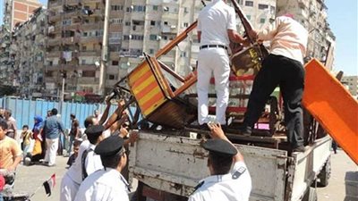 إزالة اللافتات والإعلانات المخالفة وتقليم النخيل بوسط الإسكندرية