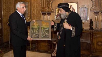 السفير العراقي يتسلم مطبوعا تذكاريا من البابا تواضروس الثاني