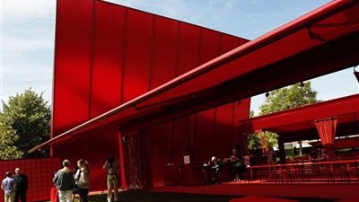 استقالة مديرة معرض فني في لندن لصلتها بشركة تجسس إسرائيلية سيئة الصيت