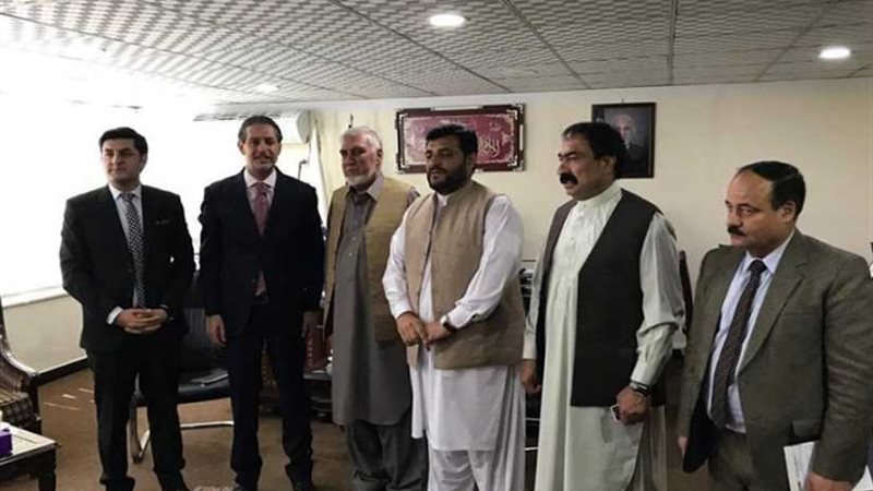 السفير المصري يبحث