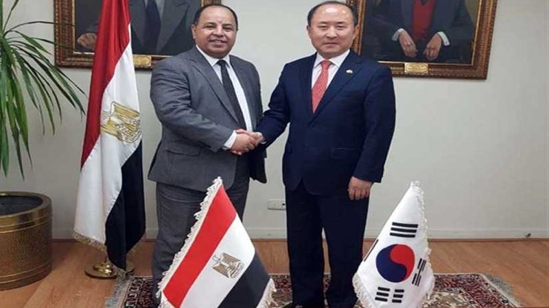 وزير المالية يبحث