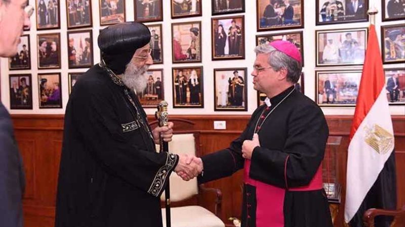 البابا يستقبل أسقفًا