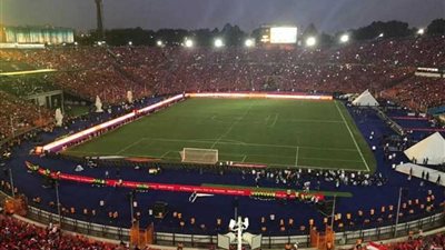 الصفحة الرسمية للرئيس السيسي تبرز صور استاد القاهرة ممتلئا بالجماهير