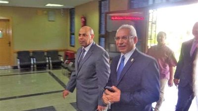 رئيس جامعة المنيا يُناقش آليات التطوير والتحول الرقمي استعدادًا لسباق الجامعات الذكية