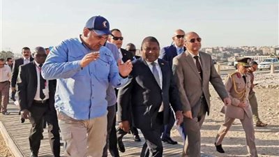 رئيس موزمبيق يزور الأهرامات ويشيد بعظمة بنائها
