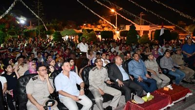 اللواء هشام آمنة يشارك جماهير البحيرة مشاهدة مباراة مصر وزيمبابوي بمركز شباب دمنهور