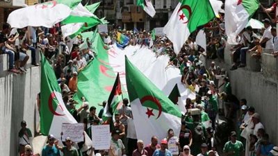 الجزائر.. حبس 19 متظاهرًا أوقفوا في مسيرة الجمعة