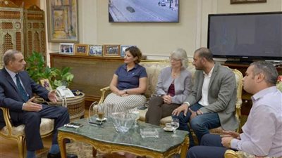 محافظ أسيوط يلتقي وفد 