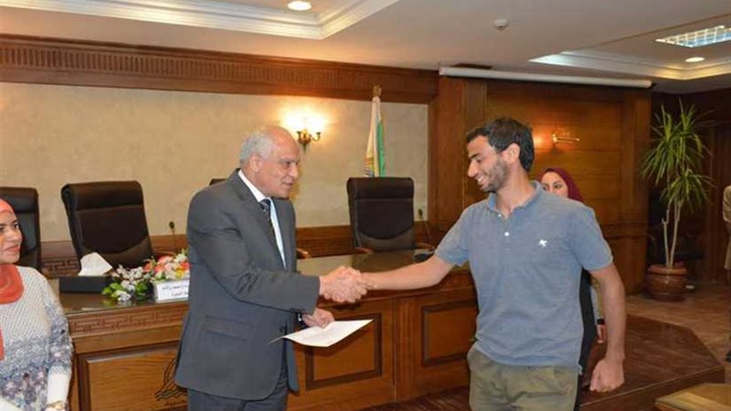 محافظ الجيزة يسلم