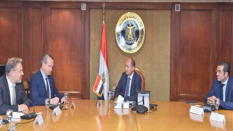 وزير التجارة يبحث