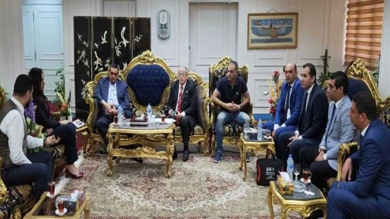 محافظ البحيرة يلتقى