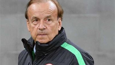 مدرب نيجيريا يشيد بلاعبه أولا أينا .. ويأمل في حصد نقاط لقاء غينيا