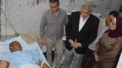 محافظ المنيا يطمئن على حالة المصابين في حادث انقلاب سيارة