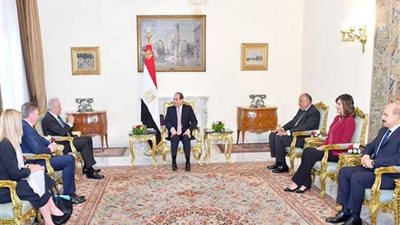 السيسى يستقبل مفوض الاتحاد الأوروبي لشئون الهجرة والمواطنة