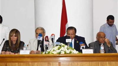 وزيرة الثقافة تشهد احتفالية توقيع كتاب حسين رياض.. الفنان صاحب الألف وجه