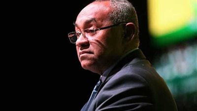 رئيس الكاف ووزير الرياضة الجنوب الإفريقي يحضران مباراة كوت ديفوار وجنوب إفريقيا