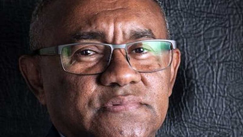 رئيس الكاف يشيد باستاد