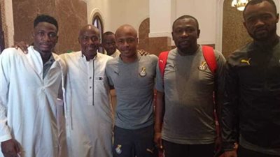 نجوم غانا يؤدون صلاة الجمعة في أحد مساجد الإسماعيلية