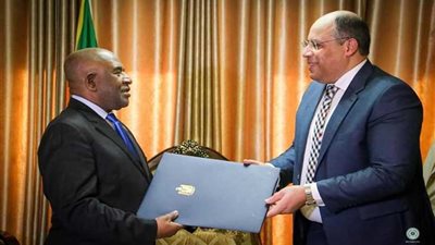 السفير المصري في تنزانيا يقدم أوراق اعتماده كسفير غير مُقيم لدى جمهورية القمر