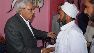 محافظ الدقهلية يعزي أسرة الشهيد 