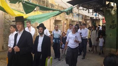 مستوطنون يقتحمون البلدة القديمة في الخليل وسط حماية جنود الاحتلال