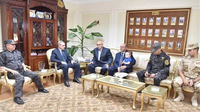 محافظ أسيوط يكرم أسرة الشهيد البطل النقيب مصطفى عثمان ويمنحهم وسام المحافظة