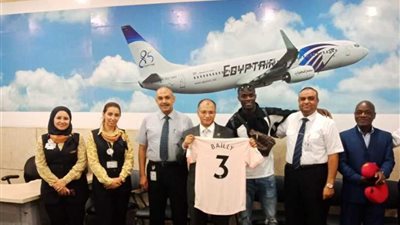 النجم الإيفواري إيريك بيلي يغادر القاهرة بعد أن آزر فريقه أمام المغرب