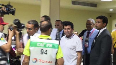 بالصور.. وزير الرياضة يتفقد استاد القاهرة قبل مواجهة أوغندا