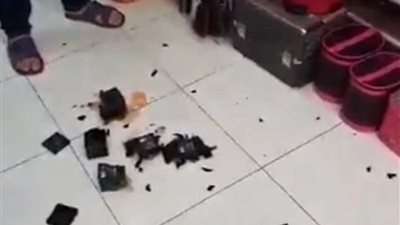 مواطن ليبي يحطم المنتجات التركية في محله دعما للجيش.. (فيديو)