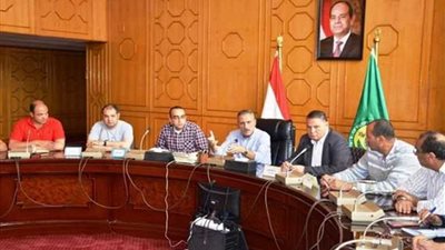 محافظ الإسماعيلية يناقش آليات تطوير شواطئ وأندية المحافظة