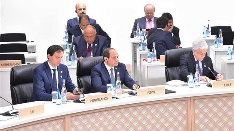 السيسي أمام مجموعة