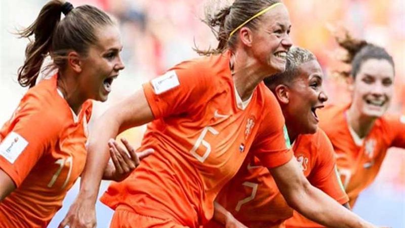 منتخب هولندا يفوزه