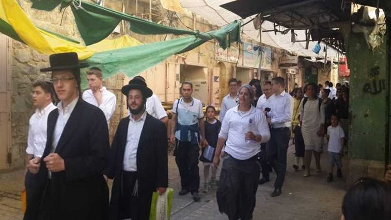 مستوطنون يقتحمون