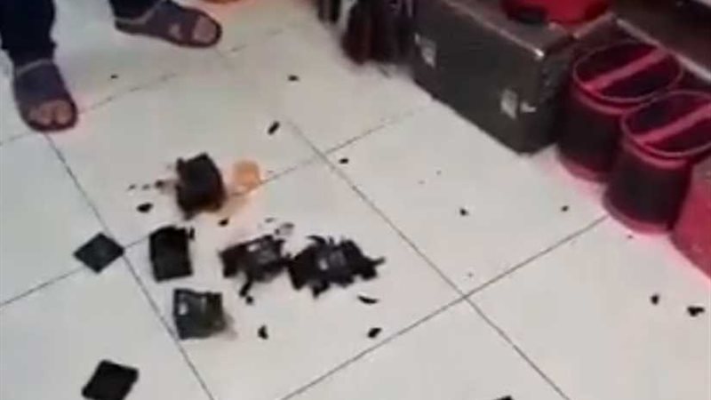 مواطن ليبي يحطم المنتجات