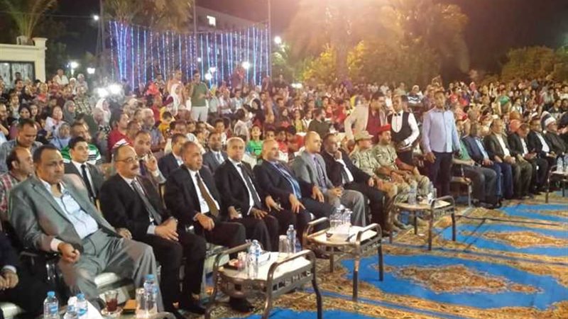 محافظ المنيا أثناء