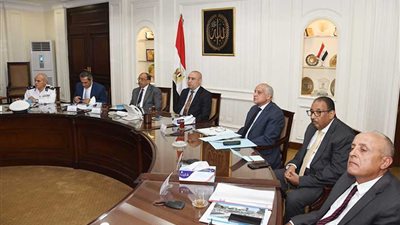 وزيرا الإسكان والتنمية المحلية يستعرضان مخطط مشروع النقل الجماعى بالحافلات السريعة