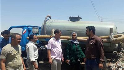 ضبط سيارة كسح تفرغ حمولتها بترعة أبوتيج.. صور