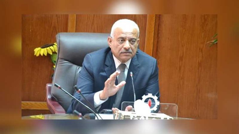 محافظ السويس يكرم