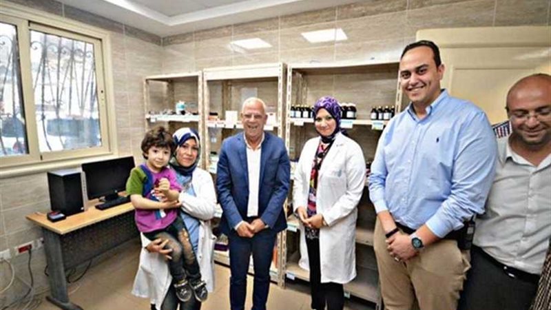 محافظ بورسعيد يشيد