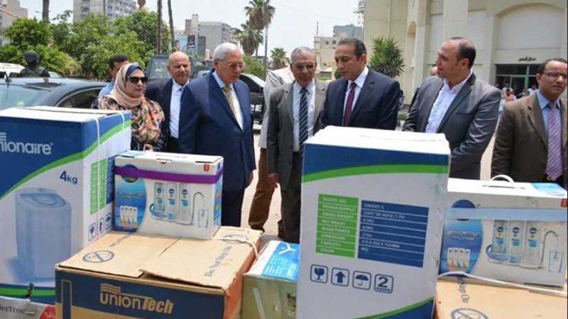 محافظ الدقهلية يوزع